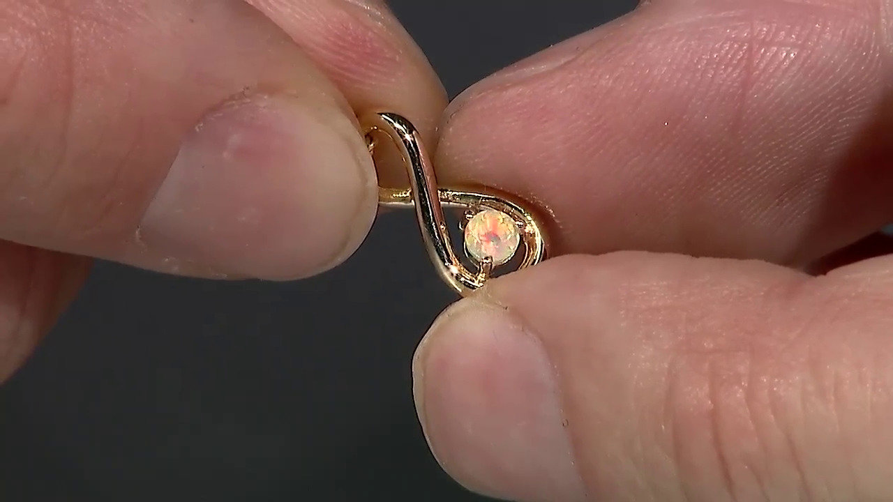 Video Gouden hanger met een Welo-opaal