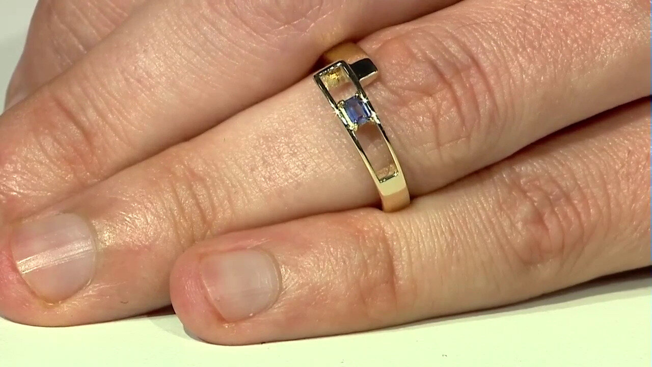 Video Gouden ring met een benitoiet (Amanda Adkins)